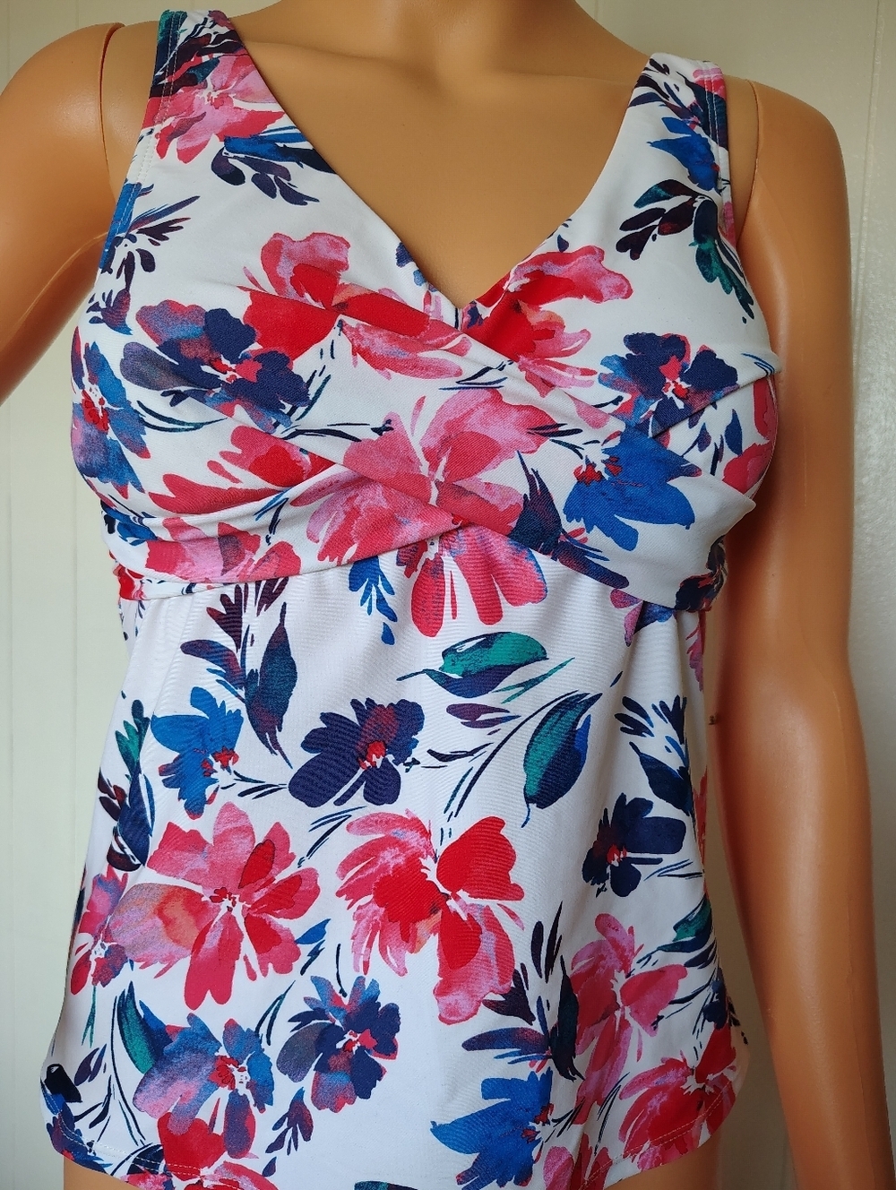 Island Escape White Floral Swim Tankini Top with Red & Blue Blooms Size 6